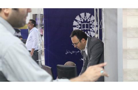بازدید رئیس سازمان «سمت» در ساعات اولیه روز نخست سی‌وچهارمین دوره نمایشگاه بین‌المللی کتاب تهران — تصویر 6