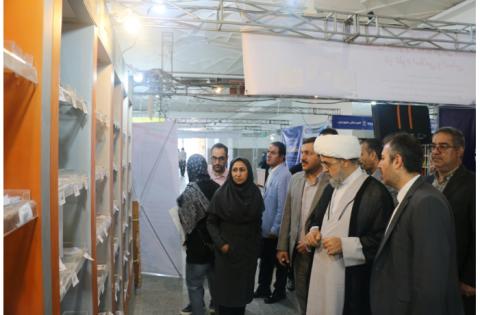 بازدید دکتر شهریاری از غرفه «سازمان مطالعه و تدوین» — تصویر 1