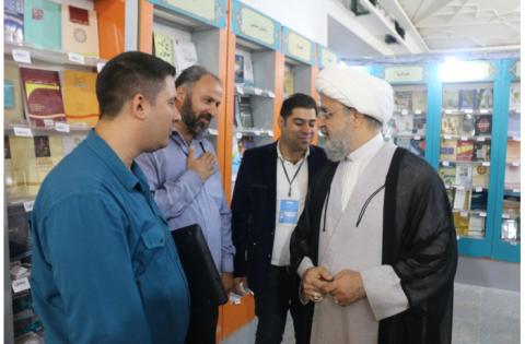 بازدید دکتر شهریاری از غرفه «سازمان مطالعه و تدوین» — تصویر 5