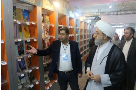 بازدید دکتر شهریاری از غرفه «سازمان مطالعه و تدوین» — تصویر 6