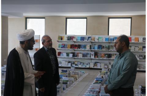 بازدید رئیس سازمان از بخش مجازی غرفه «سمت» در سی‌وپنجمین نمایشگاه بین‌المللی کتاب تهران — تصویر 4