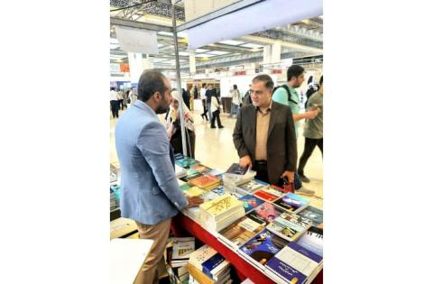 گزارش تصویری از غرفه «سمت» در سی‌وپنجمین نمایشگاه بین‌المللی کتاب تهران — تصویر 2