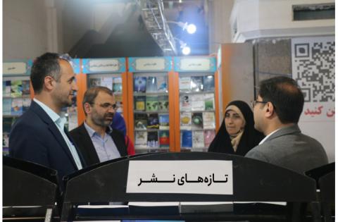 گزارش تصویری از غرفه «سمت» در سی‌وپنجمین نمایشگاه بین‌المللی کتاب تهران — تصویر 11