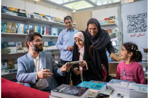گزارش تصویری از غرفه «سمت» در سی‌وپنجمین نمایشگاه بین‌المللی کتاب تهران — تصویر 16