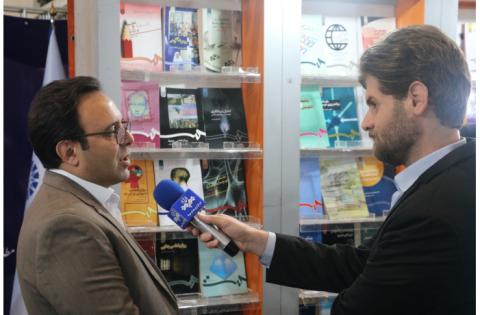 گزارش تصویری از غرفه «سمت» در سی‌وپنجمین نمایشگاه بین‌المللی کتاب تهران (بخش دوم) — تصویر 6