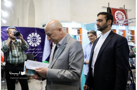 گزارش تصویری بازدید وزیر علوم، تحقیقات و فناوری از غرفه «سمت» — تصویر 4