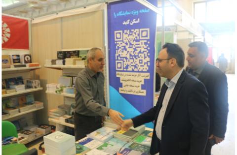 بازدید معاون اجرایی «سمت» از غرفه سازمان مطالعه و تدوین در سی‌وششمین نمایشگاه بین‌المللی کتاب تهران — تصویر 4