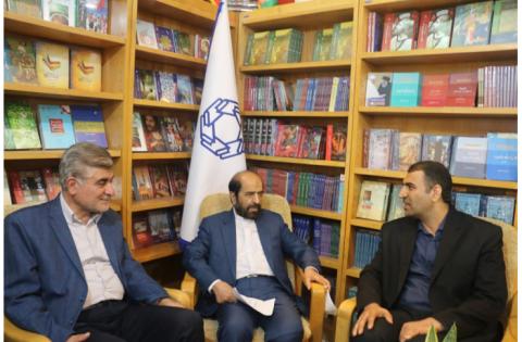 بازدید معاون پژوهشی «سمت» از غرفه سازمان مطالعه و تدوین در سی‌وششمین نمایشگاه بین‌المللی کتاب تهران — تصویر 2