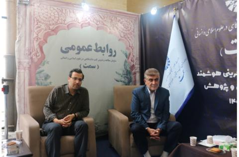 بازدید معاون پژوهشی «سمت» از غرفه سازمان مطالعه و تدوین در سی‌وششمین نمایشگاه بین‌المللی کتاب تهران — تصویر 3