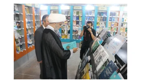 بازدید دکتر شهریاری از غرفه «سازمان مطالعه و تدوین»